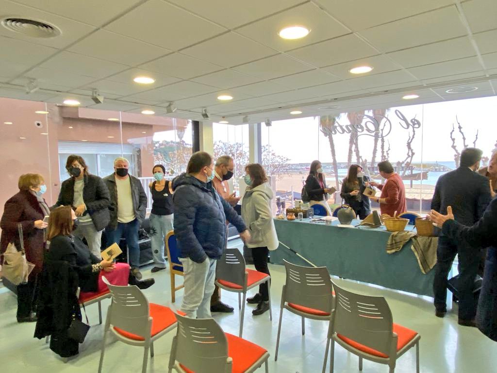 MoniRabassa's tweet photo. 📚 Feliç de veure editada (@ArolaTeatre) i presentada l'obra guanyadora del Premi Recvll de Teatre 2021: "L'aprenenta" d'@IgnasiGarciaBar.
Gràcies per fer-ho possible! 👏🏼#PremisRecvll #Blanes @Blanes_cat https://t.co/d4CR6T0BGu