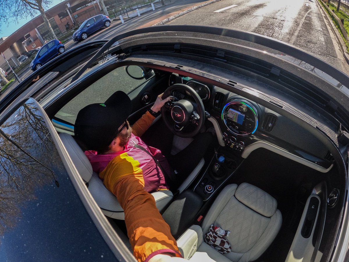 On change un peu de style ce matin avec une Mini Countryman hybride All4 Cooper S. <a href="/MINI_FR/">Amirah</a> #minicountryman #hybride <a href="/MINI/">MINI</a> <a href="/GSazilly/">guillaume de Sazilly</a> #minifrance