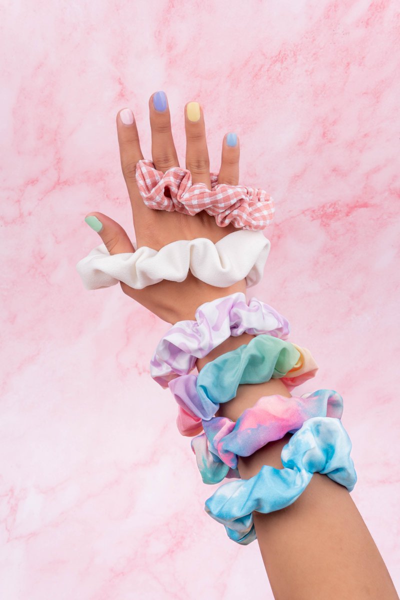 Me:- Mom, you don't need another scrunchie
Also me⬇️
#SaturdayMood