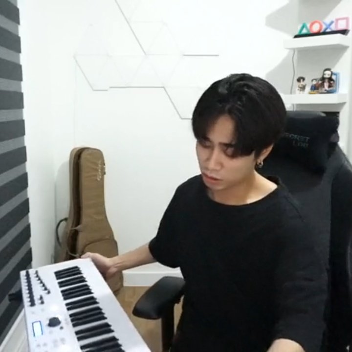 cullenserotonin's tweet photo. Josh: Sorry ha, nagpa-practice pa ako sa harap niyo.

Look at him learning and exploring new things. Actually that's so brave of him to show us that he's still learning, he's showing us na he's trying his best and that he's making a progress. +

@SB19Official #SB19 https://t.co/OSeRuXZ1U2
