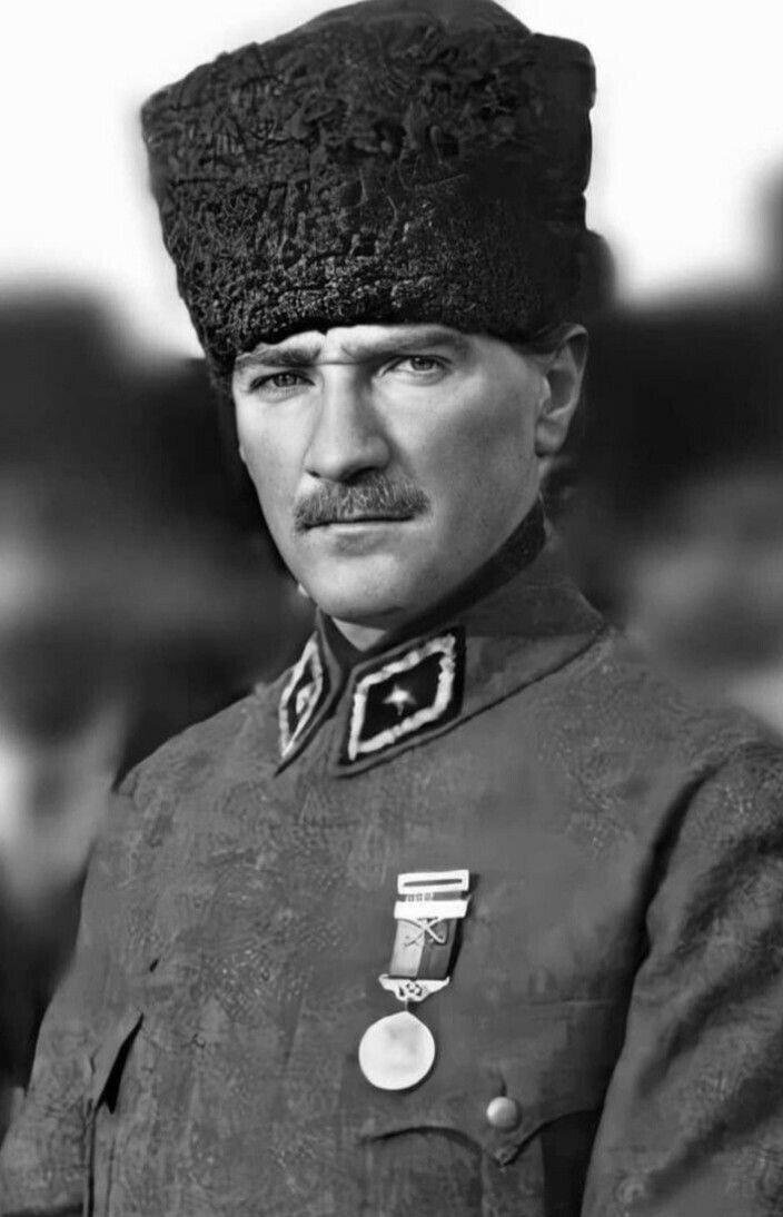 “Liderlik; halkı ayrıştırmak değil,
kaynaştırmak ve bir arada tutmayı başarmaktır.” 

🔹Mustafa Kemal Atatürk