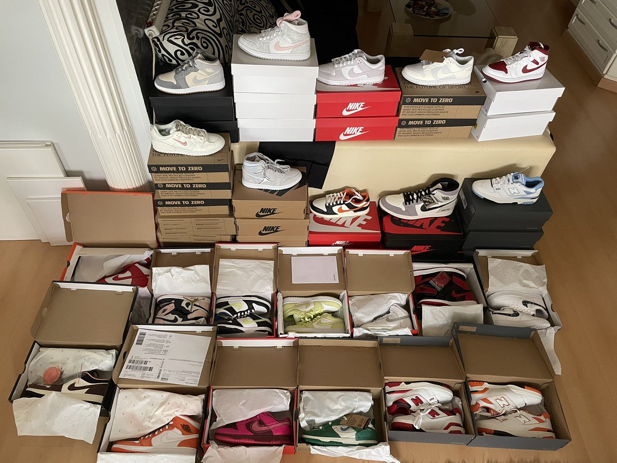 AlvaroMaroto9's tweet photo. +40 pairs @Bandana019_ @HypeHuntersEU https://t.co/gON75PTiN9