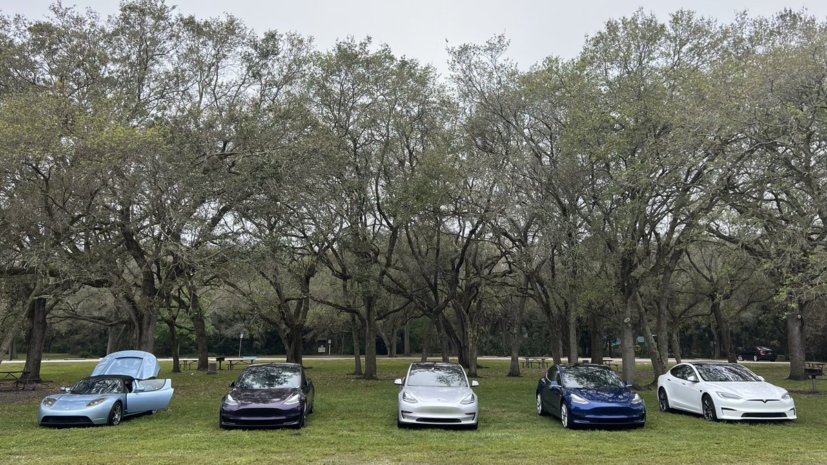 Filasophical's tweet photo. Early arrivals at Tree Tops!
#OGroadster #RefreshedModelS
@TeslaClubSoFla https://t.co/NEju8O0xZM
