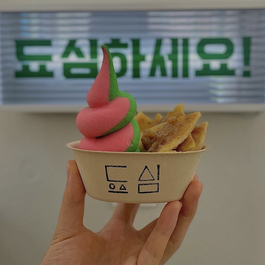 nenne_zZ's tweet photo. 문경새재에 산불됴심이라는 구한말 전에 만들어진 지구상 5개 밖에 없는 한글 비석 중 하나가 있는데 거기서 따온 '됴심'이라는 카페가 생겼더라 넘 귀엽어 문경은 오미자랑 사과가 유명한데 저 카페에서 오미자랑 사과 아이스크림을 호떡이랑 같이 팔더라고 https://t.co/FqfF74yqZ8