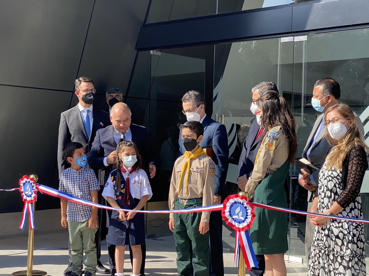 RemoDiaz's tweet photo. Iglesia de Las Condes de Santiago Chile, inaugura su nuevo templo. Pr Staley juntos a los administradores de la UCh y de los campos participan de la ceremonia https://t.co/2AH4RjCC0P