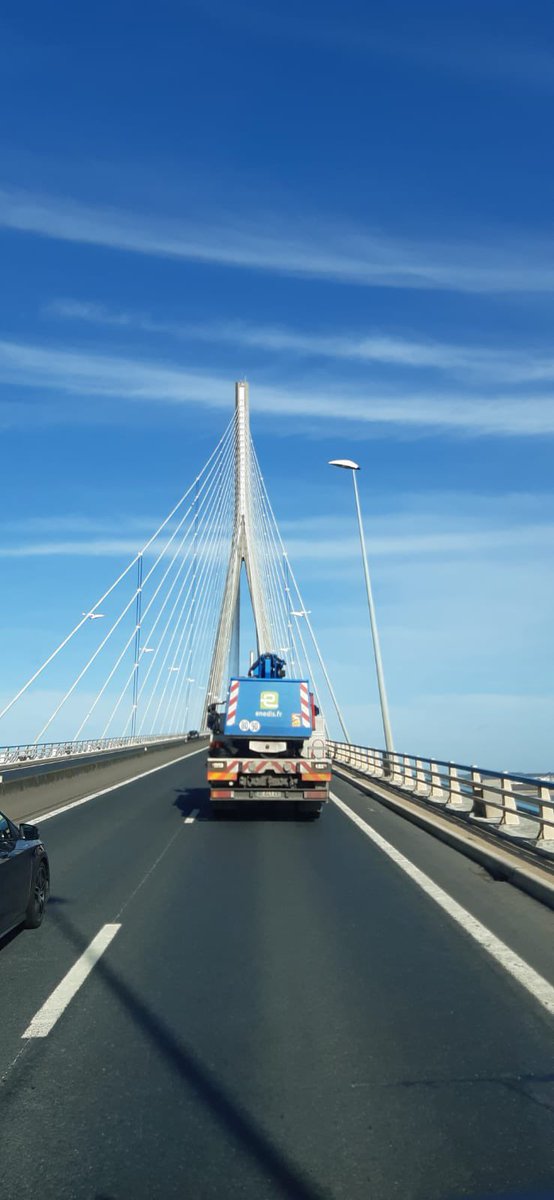 Arrivée dans le Nord et briefing pour nos 48 techniciens et techniciennes bretons. 
🚨Un seul objectif : rétablir le plus rapidement possible, en toute sécurité, les foyers privés d’électricité par la tempête #Eunice 💨 . Merci aux équipes pour leur mobilisation 💪.