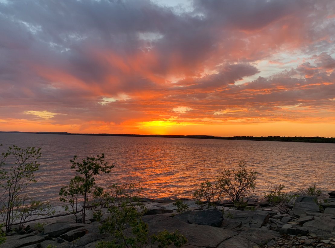 BBuffington_'s tweet photo. There's a sunrise and a sunset every single day, and they're absolutely free. Don't miss so many of them.
-Jo Walton

📸: @Joe_Ogle 

#quotes #quoteoftheday #lakequotes #inspiration #nature #naturequotes #outdoors #outdoorquotes #lakelife #lakeliving #lakelifestyle #lakeeufaula https://t.co/KwxytpPnuy