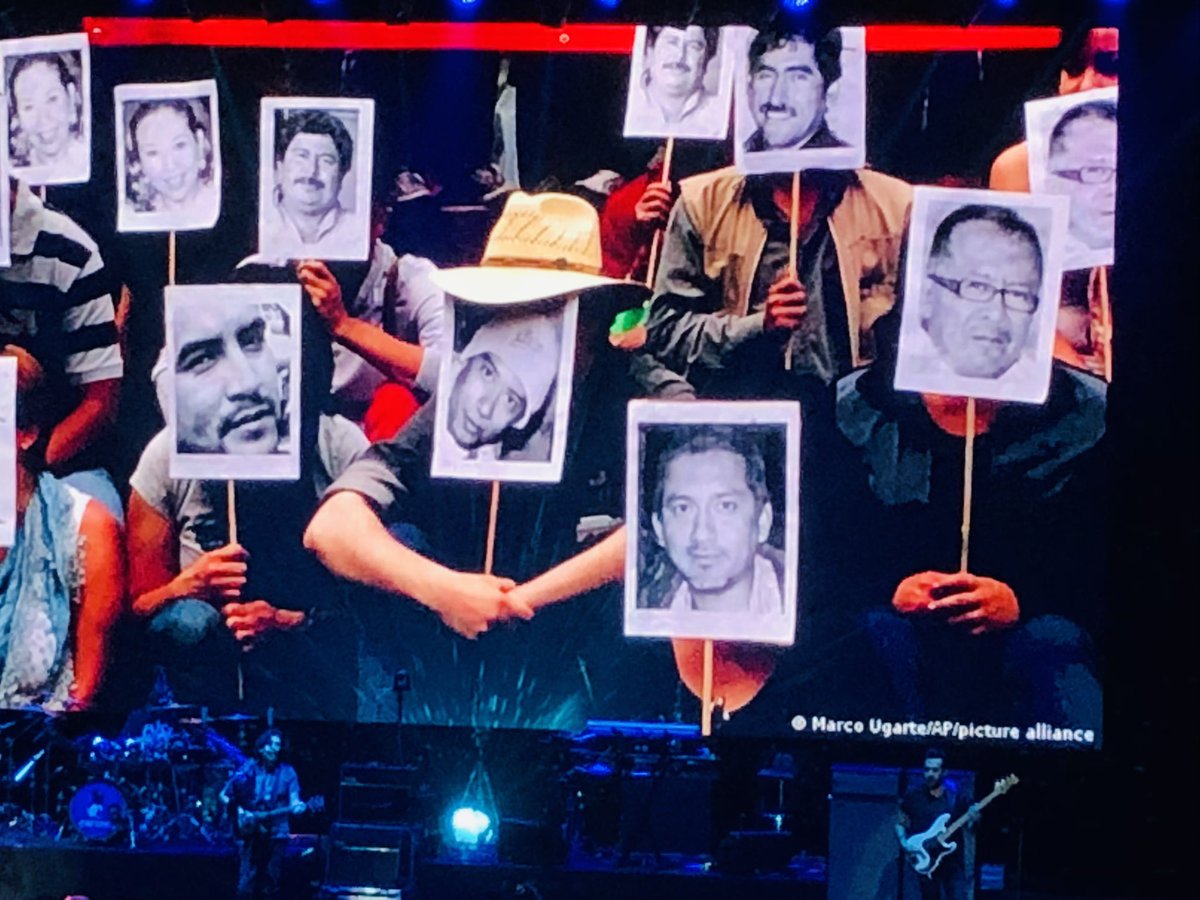 jgomezvalle's tweet photo. Del concierto en #Guadalajara de @CAIFANESMEX, me quedo con los emotivos momentos de la proyección del video “Canción sin miedo” de @vivirquintana, la dedicatoria de “Antes de que nos olviden” como protesta ante violencia hacia periodistas y la enorme entrega de @diegoherreramar https://t.co/osTx9GTwNJ