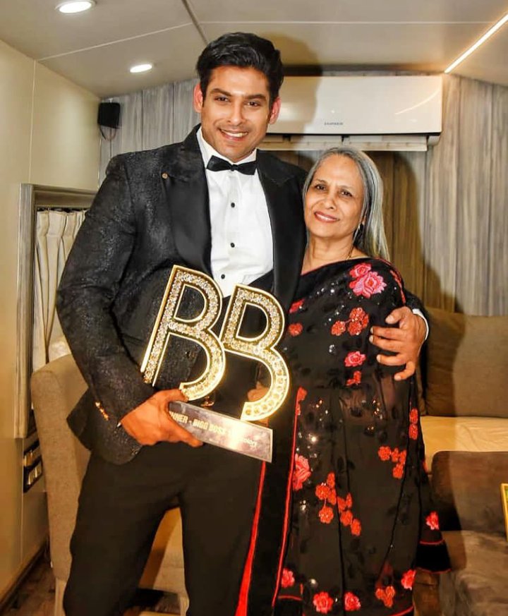 Fatimatwts's tweet photo. Happiest bday to the strongest mom🥺♥️🧿. May Allah bless you. Lysm♥️. My all prayers are with you♥️ #HappyBirthdayRitaMaa #RitaMaa https://t.co/tKq84gGQfS