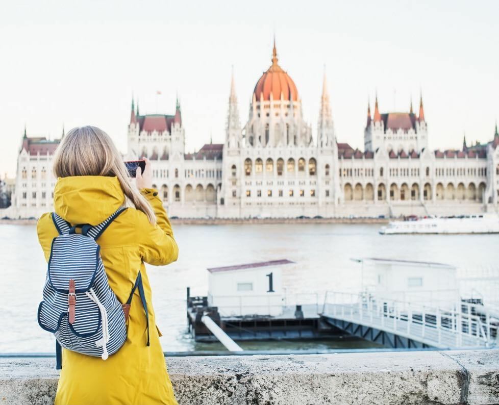 El edificio del Parlamento de Budapest es un icono de la ciudad. De estilo neogótico y decorado con mármol y oro, fue inaugurado a principios de 1900 y alberga más de 691 salas. 

#budapest #hungria #viajes #viajeros #travels #travelpic #traveller #travellers #turismo #vacac…