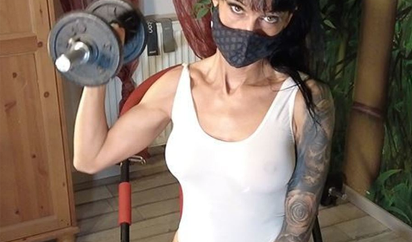 Beim #Sport in engen weißem Body ➡️ dlvr.it/SJYBhc