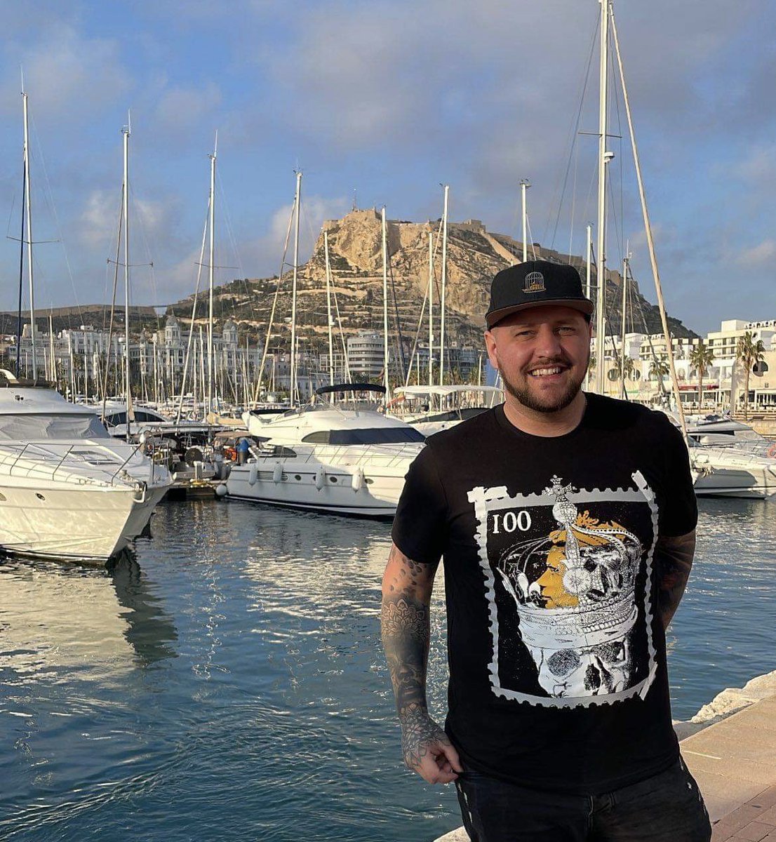 SauceandBrown's tweet photo. They’ve all gone.
Ste got one of the one hundred.

He’s happy.
(Probably more happy being somewhere warm)

https://t.co/R90LqYzJo1

#onehundred #menswear #happy https://t.co/4uWrHyFdCH