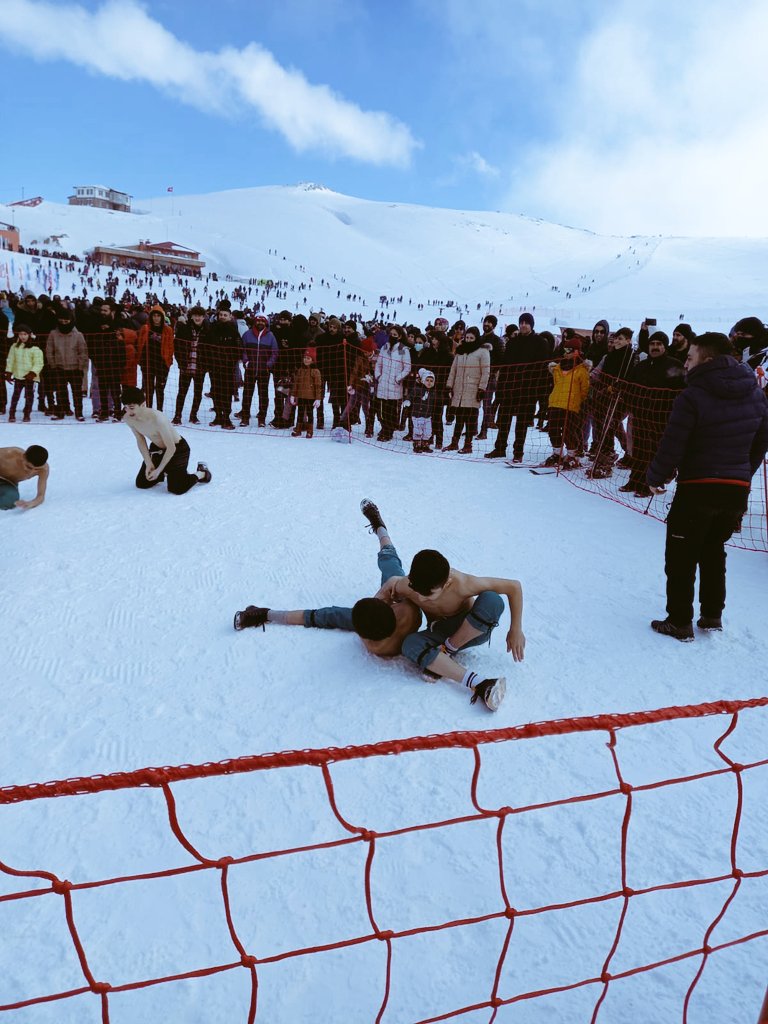 veysi_duman's tweet photo. Hakkari kayak merkezinde düzenlenen 4. Kar festivalinde minik pehlivanlarimizdan  güzel bir gösteri müsabakası düzenlendi sporcularımızi ve antrenörlerimizi tebrik eder organizasyonda emeği geçen herkese teşekkür ederiz. @kasapoglu @hamzayerlikaya @sereferoglu46 @Recep_celik3024 https://t.co/aKhgc0xh2q