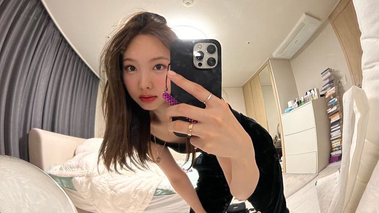 nyrated's tweet photo. nayeon's mirror selfies >>> https://t.co/O9OeoPErKV