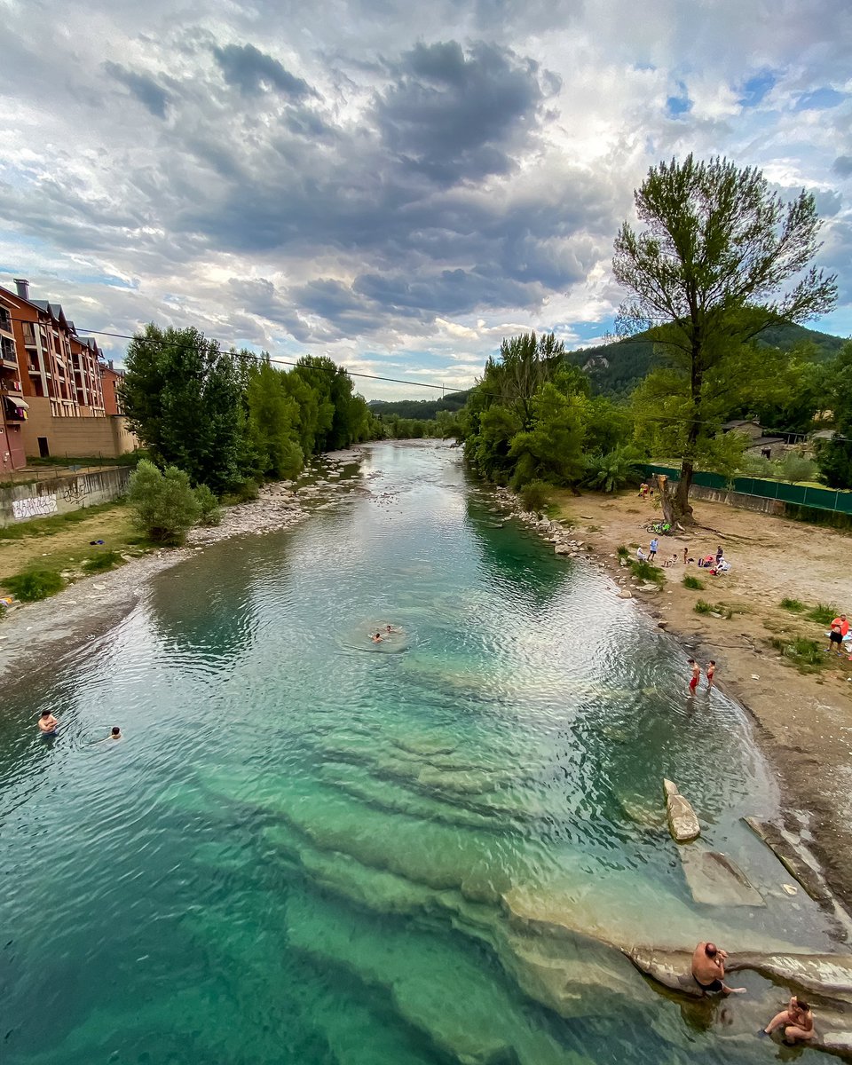 Siempre es bueno conocer nuestro entorno más cercano. Un poco de turismo nacional en el Pirineo Aragonés. 
Foto de la Gorga de Boltaña: el río Ara a su paso por el pueblo del mismo nombre.

#pirineos #pirineoaragones #boltaña #turquesa #rio #montaña #turismo #wanderlust