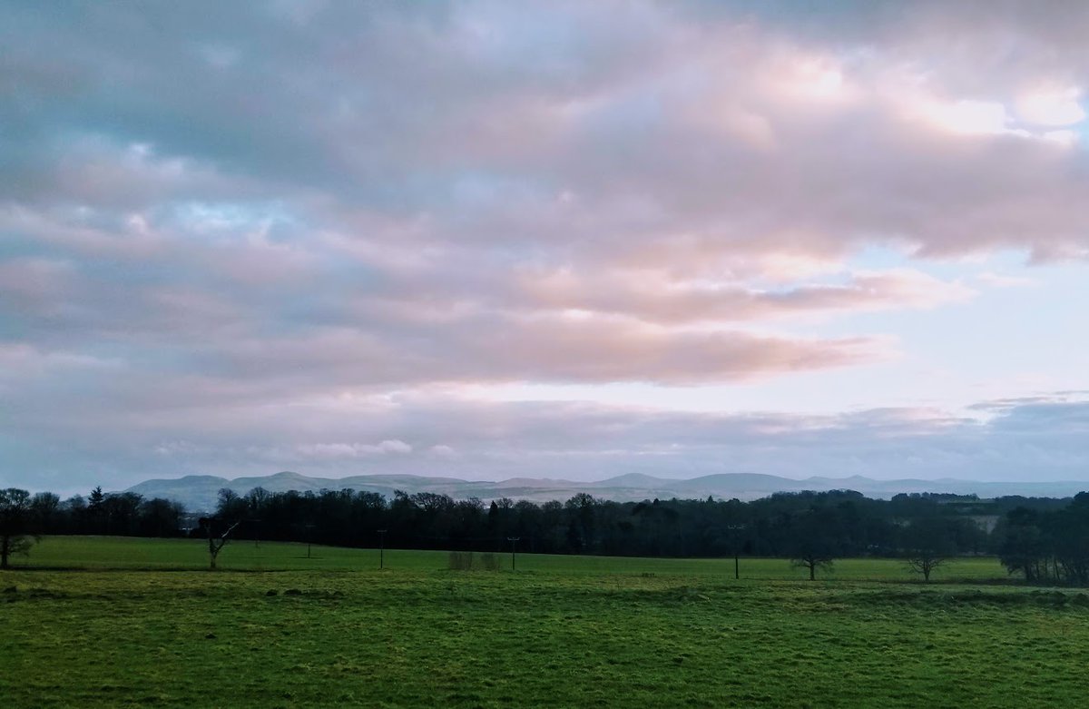 Feasgar math. Monadh Peanntlannach bhon Uisge Amain.

Pentland Hills from the River Almond