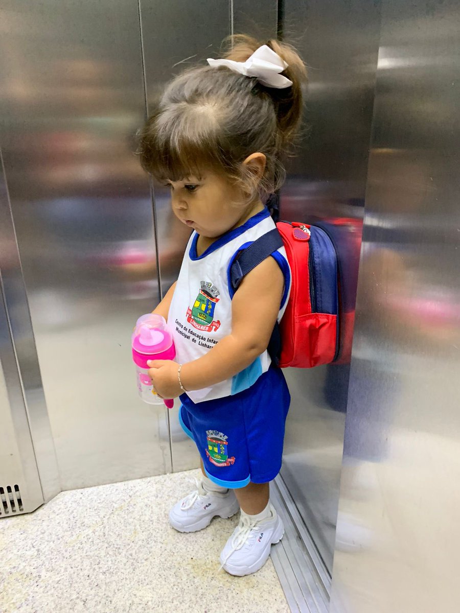 queen0fsw0rds_'s tweet photo. minha irmã no primeiro dia de aula ✌🏼 https://t.co/HUL8SSMPAa
