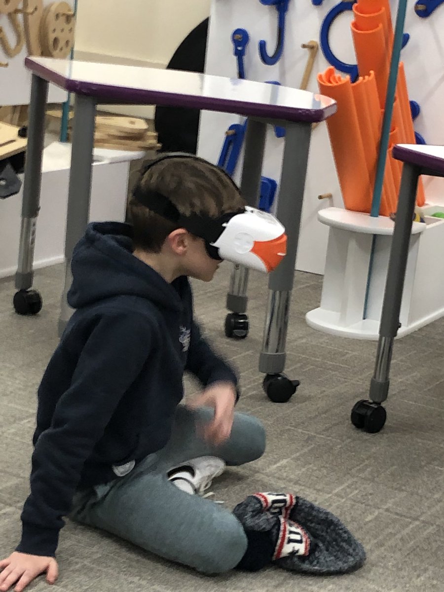 Kids at Everett riding on an Olympic luge!!!!!!  VR is such a fun way to learn!  Thank you@Spiritof67!
<a href="/LakeForestSD67/">Lake Forest School District 67</a>  @iCoach_d67  @IRCBreen  #everettsoars