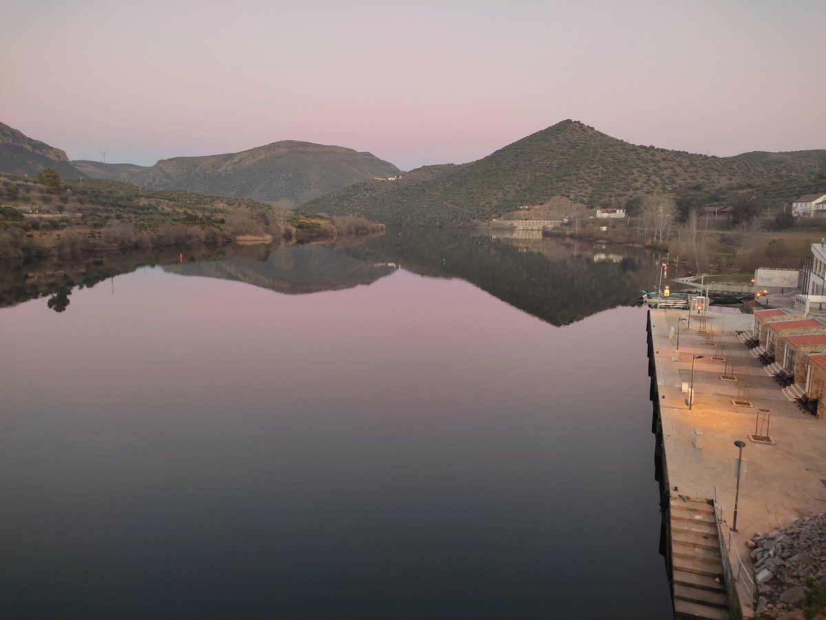 Cada vez que paseo retrato el mismo y mágico escenarios cuánta belleza,recuerdo,aventura y nostalgia hay un lugar que nunca se olvida LaRaya que enciende mi Luz Barca de Alva y Valicobo te suena para mi música celestial
