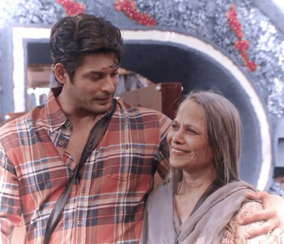 sidharth_girl's tweet photo. How beautiful is this!!
#RitaMaa is trending in Pakistan too♥️
This is making me so emo, I am sure aaj Sidharth bht khush or bht proud feel ker raha hoga
Hai na @sidharth_shukla? 
#SidharthShukla #SidHearts 
#HappyBirthdayRitaMaa https://t.co/3ER8bRdKVn