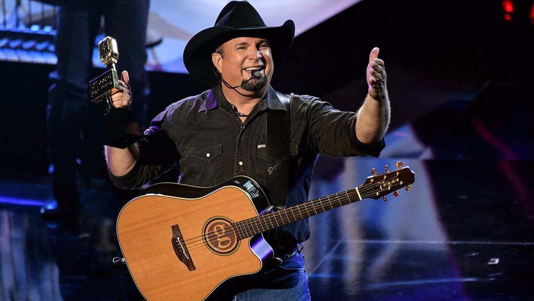 Happy Birthday to country legend,    : Garth Brooks 
