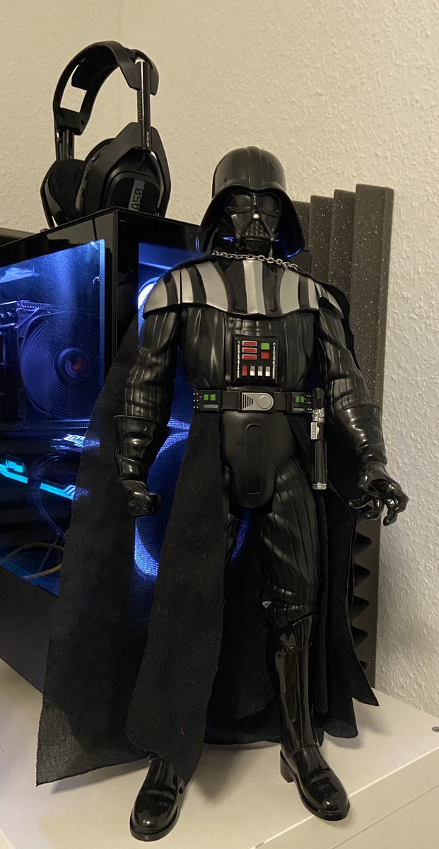WurzeLP's tweet image. Habe eine #DarthVader Figur geschenkt bekommen 🤩 Er steht vor dem PC damit man vergleichen kann wie groß die Figur wirklich ist 😅 #StarWars