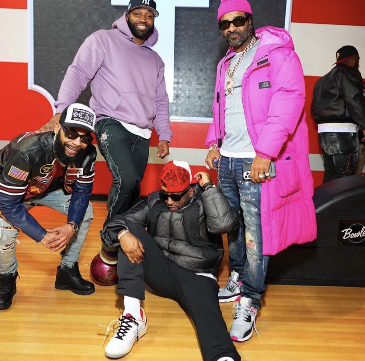 jimjonescapo's tweet photo. Queens get th money 
Harlem keeps on makin it 
#ceoslow #iidowtfiiwnt #OE #VL 
#meanDarkPair https://t.co/Q2HzGXbKdb