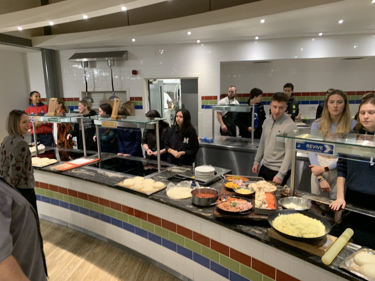 Pizza making contest with the Prefects and SLT <a href="/MillfieldSenior/">Millfield School</a> this evening. ‘We weren’t chosen for our pizza making skills’ they said. Huge thanks to <a href="/ChartwellsInd/">Chartwells Independent</a>