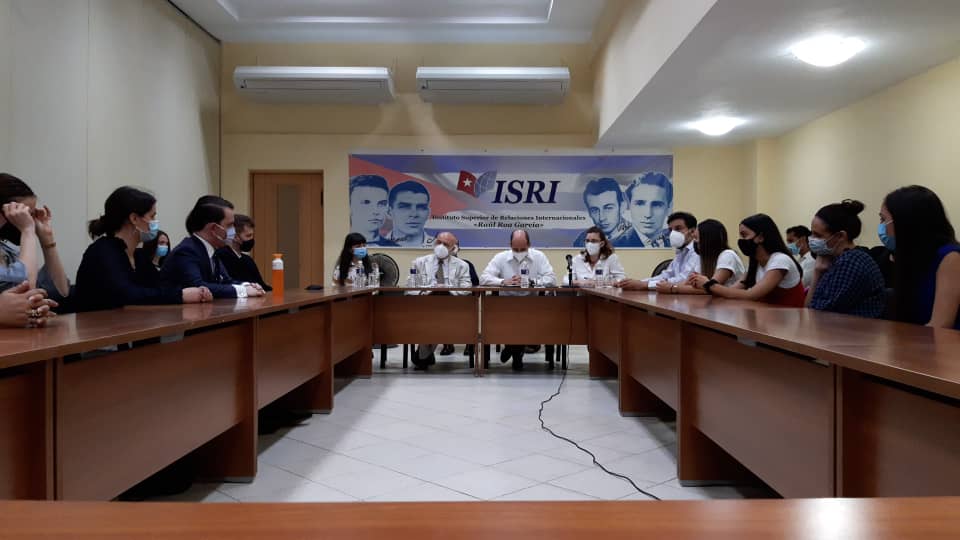 ISRICuba's tweet photo. #EnDesarrollo intercambio animado entre estudiantes del Instituto Europeo Este-Oeste (EWEI) de #Roma y el @ISRICuba.

Preside la actividad el Rector del Instituto @RogelioSierraD y el Embajador de #Italia en #Cuba.

#OrgulloISRI
#DeLaTallaDeRoa
#CubaPorLaVida https://t.co/S2EiB53ejh