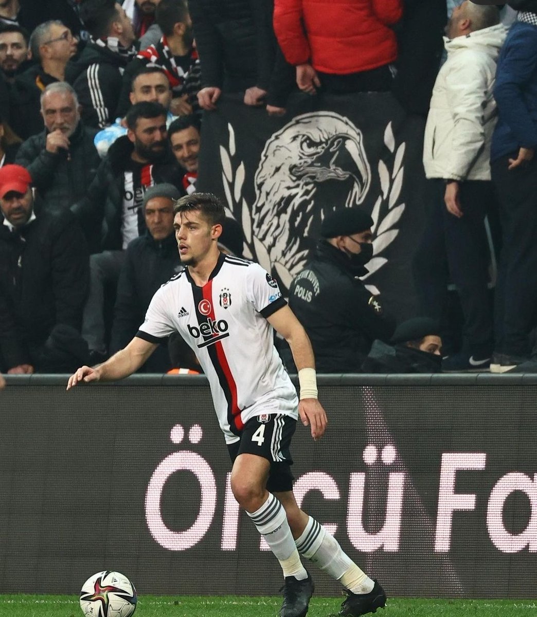 Tribüne oynamadığı,gösteriş yapmadığı ve sadece işini yaptığı için hak ettiği değeri görmeyenlerden, biz seni savunacağız adamım. 🦅