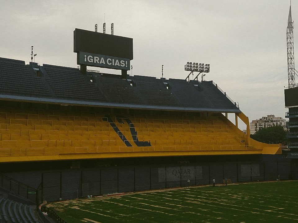 TODO VA VOLVIENDO A LA NORMALIDAD

Después de 17 años, momento en el que se tomó la desacertadísima, inexplicable y antipopular decisión de hacer platea la tercera bandeja norte (sector K), celebramos que las cosas van volviendo a lo que nunca debieron dejar de ser.