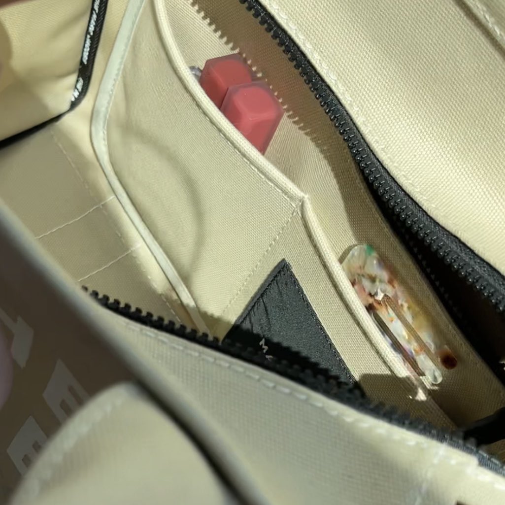 tkxmq_'s tweet photo. marc jacobs รุ่น the tote bag คือดีมากกกก ของเราไซส์ small ใส่ laptop 13" ใส่ไอแพดได้ ก้นกระเป๋ากว้างมากกก กระเป๋าแข็งเป็นทรงเหลี่ยมๆเลย ตัวกระเป๋าเบามากกใส่ของไปเลยรัวรัวรัว ใครแบกของเยอะๆ ไปทำงาน carry on งี้ได้หมด กระเป๋าเป็นแคนวาสทนมากกกกก ตากแดดตากลมได้หม๊ด 💖 https://t.co/EdxBsZDSj6