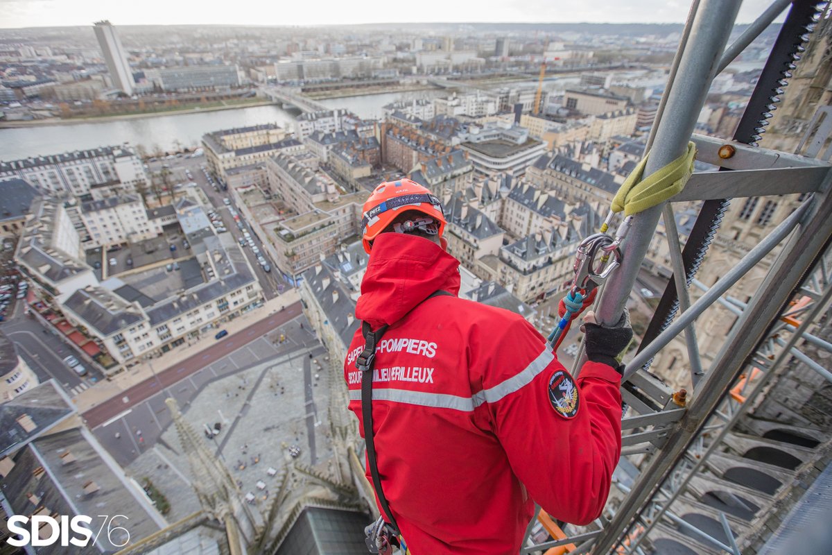 Sdis76's tweet photo. [ Se préparer pour être prêt ]

#Exercice de secours à la cathédrale de #Rouen.

↪️ L'exercice a consisté en l'évacuation d'une personne blessée dans une zone de travaux en haut de la #cathédrale. https://t.co/7W8XNwq4su