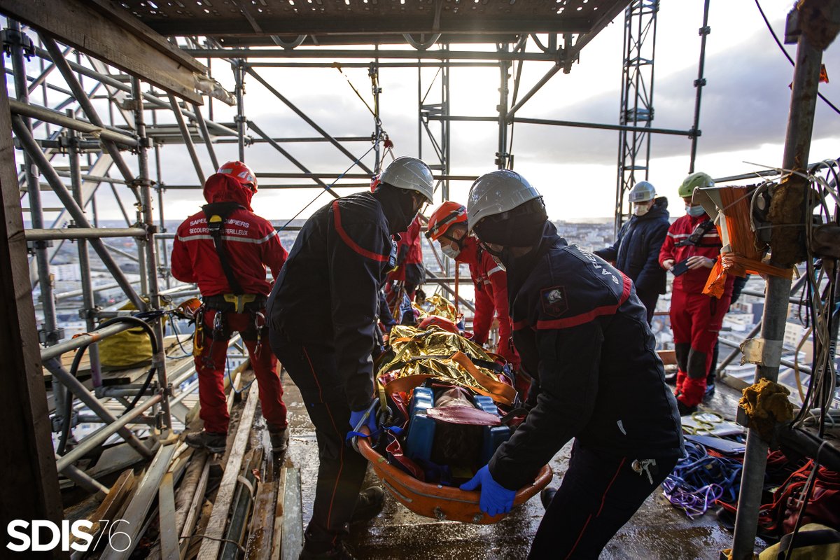 [ Se préparer pour être prêt ]

#Exercice de secours à la cathédrale de #Rouen.

↪️ L'exercice a consisté en l'évacuation d'une personne blessée dans une zone de travaux en haut de la #cathédrale.