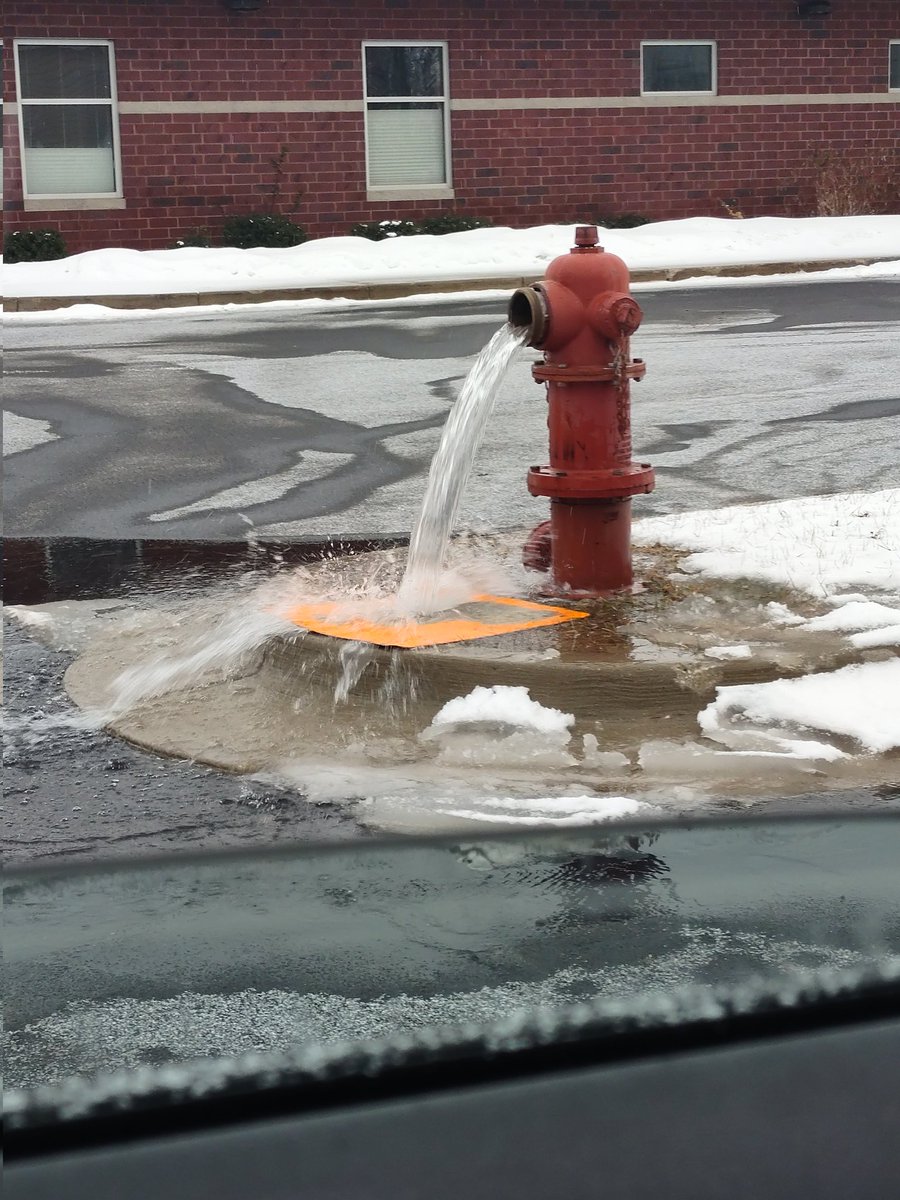 Random unattended open fire hydrant in one of my stops parking lot https://t.co/VMWzHDis6F