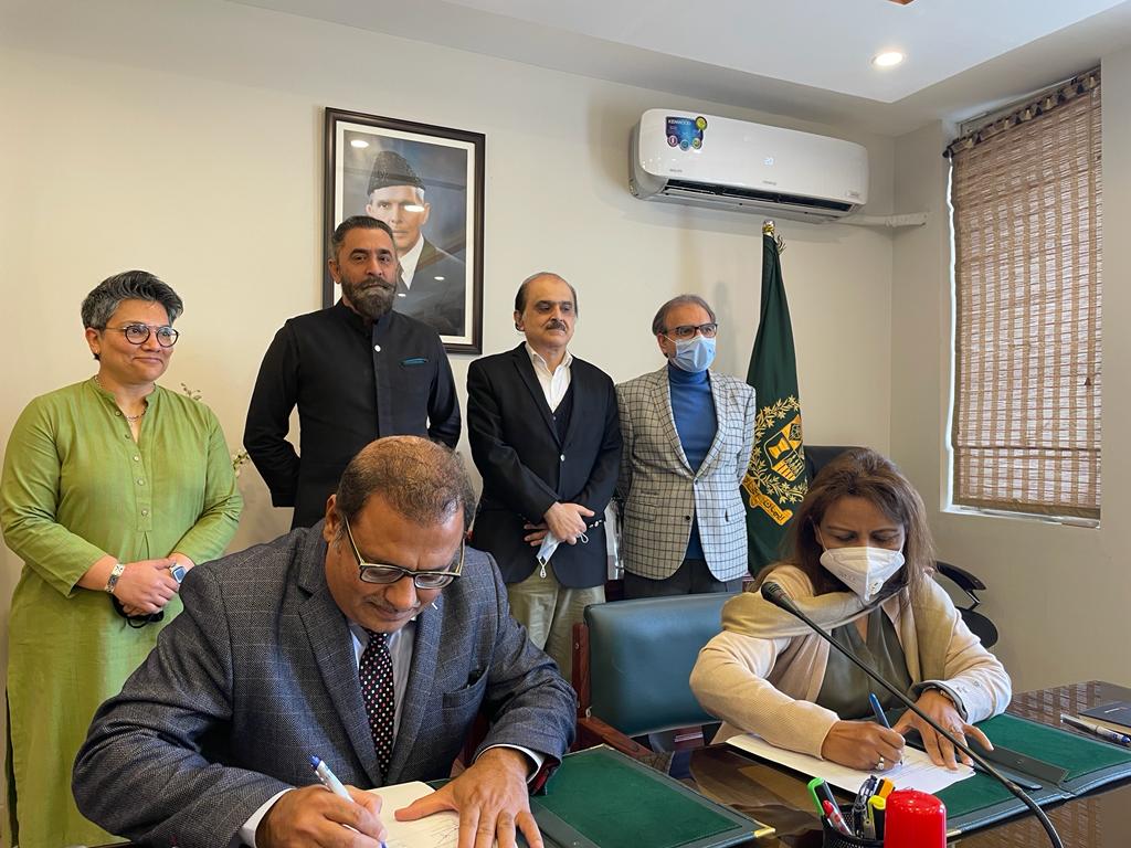 EduMinistryPK's tweet photo. Ministery of Federal Education and Professional Training and @MalalaFund today  signed a letter of understanding (LoU) to work together on promotion of STEAM in #girls high #schools 

Speaking on the accassion , Javed Malik, the country head of Malala Fund in Pakistan said, 1/4 https://t.co/8dg7P1CblT