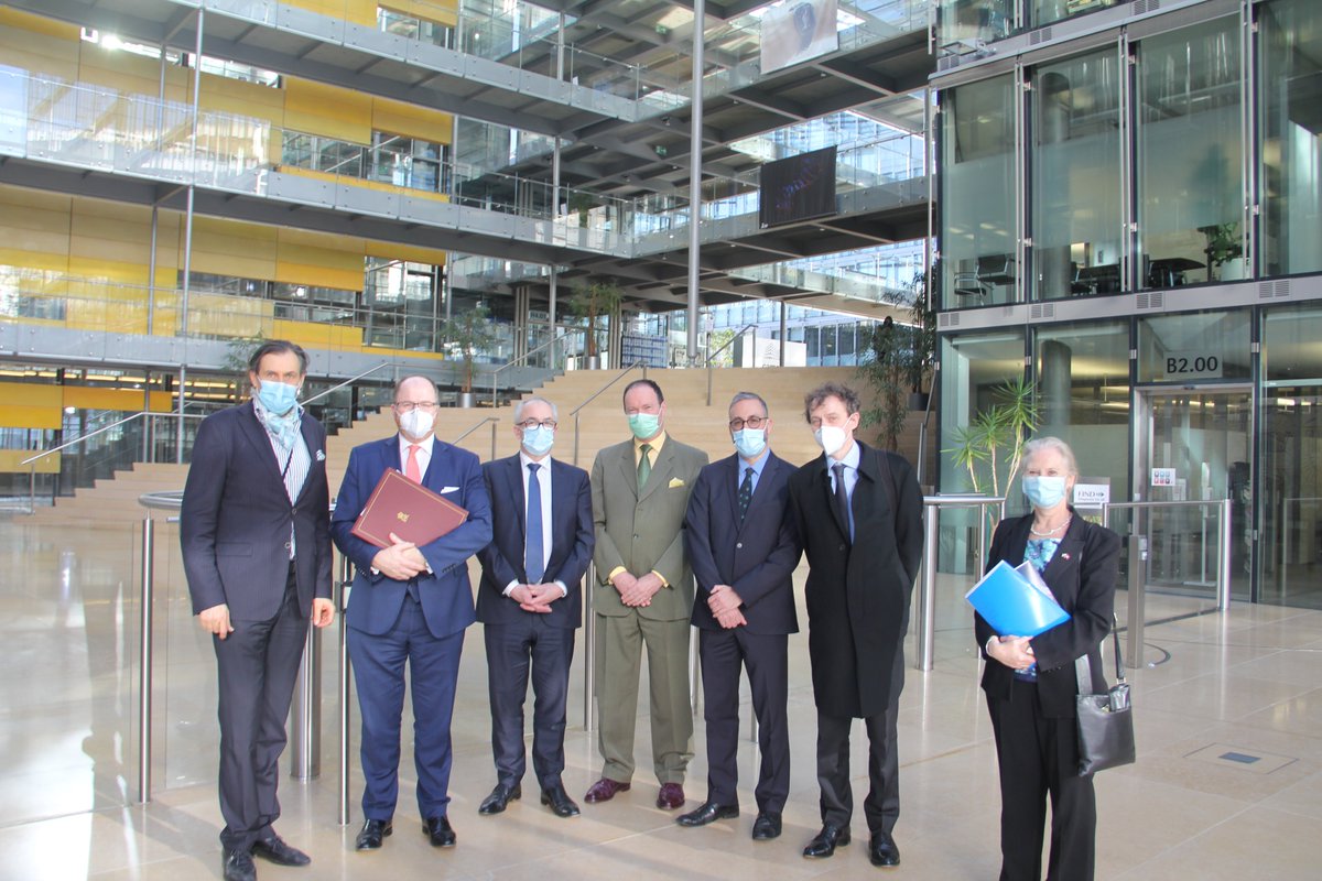 EBRAINS_eu's tweet photo. The UK Minister for Science, R&amp;I, @GeorgeFreemanMP, was at our Swiss Branch in Geneva, today. It was a great opportunity to present the #EBRAINS platform and discuss how to further engage with UK universities and academic centres to continue advancing brain research 🧠 https://t.co/kkm1lUuSV8