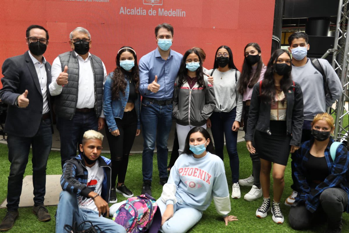 JuanParboleda's tweet photo. Pensar en la #MedellínFuturo🚀, una Medellín en la que hayan oportunidades para todos, solo es posible cuando el eje de la transformación es la Educación

Todos nuestros jóvenes sean bienvenidos a #C4ta, la Ciudadela de la 4ta Revolución y la Transformación del Aprendizaje 👩🏾‍🔬💻👨🏼‍🎨 https://t.co/TJcRNaSmWq