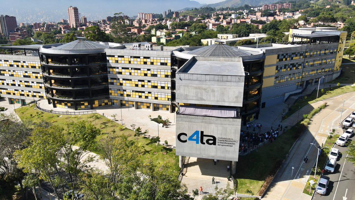JuanParboleda's tweet photo. Pensar en la #MedellínFuturo🚀, una Medellín en la que hayan oportunidades para todos, solo es posible cuando el eje de la transformación es la Educación

Todos nuestros jóvenes sean bienvenidos a #C4ta, la Ciudadela de la 4ta Revolución y la Transformación del Aprendizaje 👩🏾‍🔬💻👨🏼‍🎨 https://t.co/TJcRNaSmWq