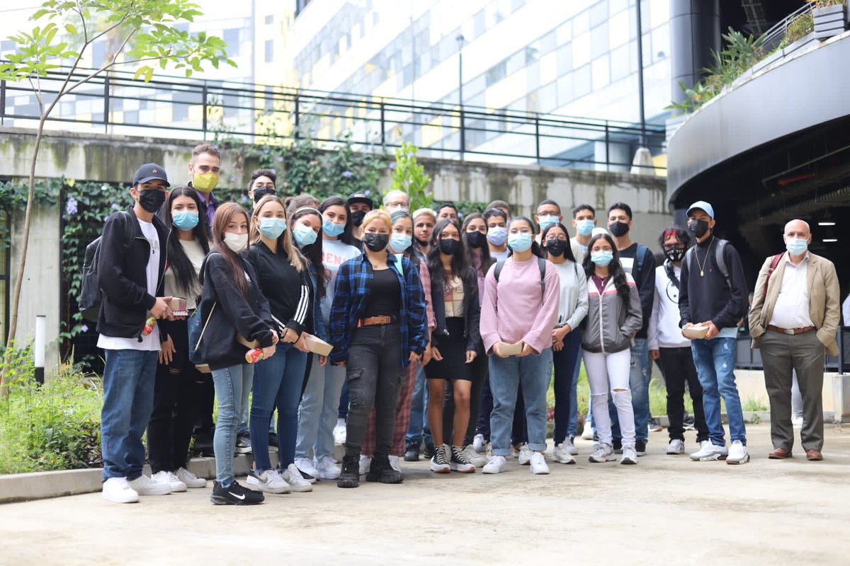 JuanParboleda's tweet photo. Pensar en la #MedellínFuturo🚀, una Medellín en la que hayan oportunidades para todos, solo es posible cuando el eje de la transformación es la Educación

Todos nuestros jóvenes sean bienvenidos a #C4ta, la Ciudadela de la 4ta Revolución y la Transformación del Aprendizaje 👩🏾‍🔬💻👨🏼‍🎨 https://t.co/TJcRNaSmWq