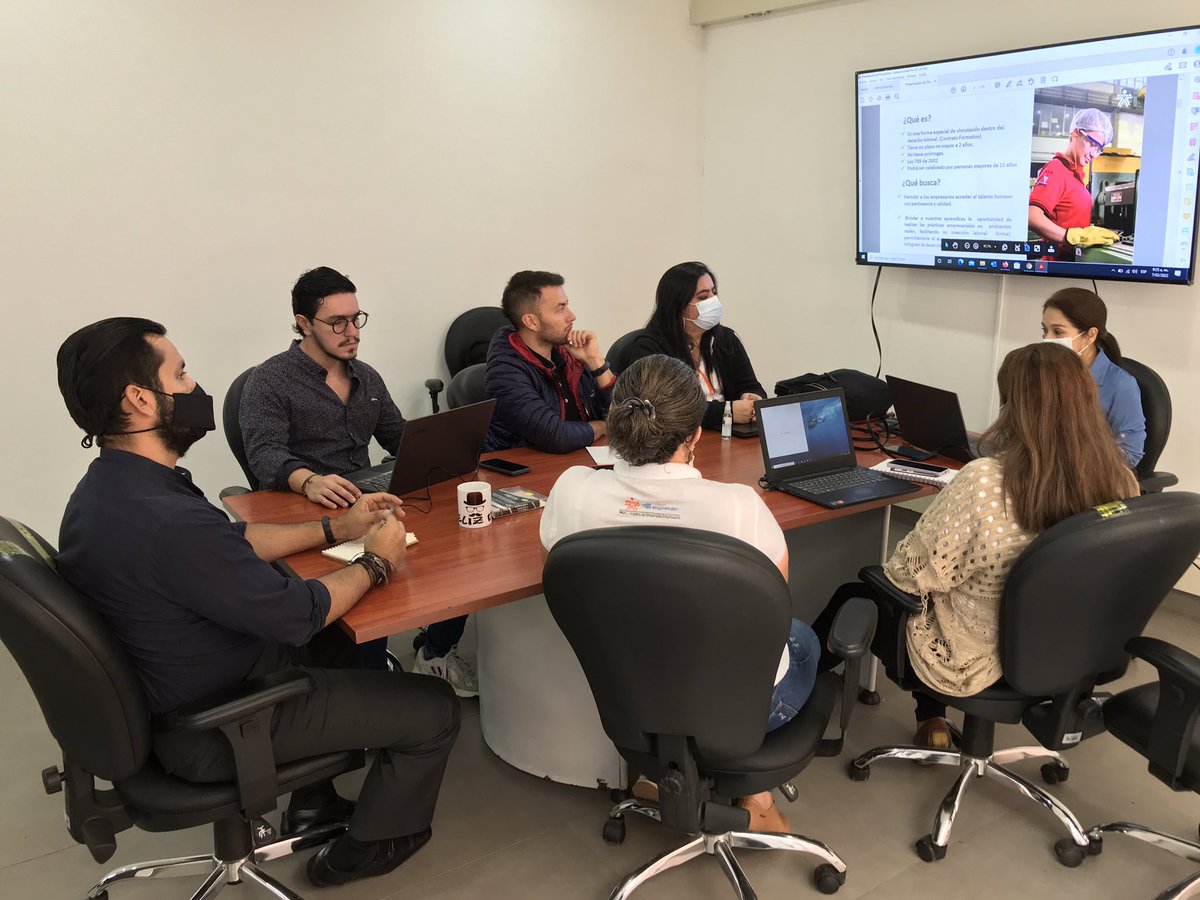 supher88's tweet photo. A esta hora, en la unidad de emprendimiento @CCHuila-@senahuila diseñamos estrategia de articulación con agencia pública de empleo en hará de fortalecer atención a empresarios de la región #surcolombiana https://t.co/FqCH6FHoMD