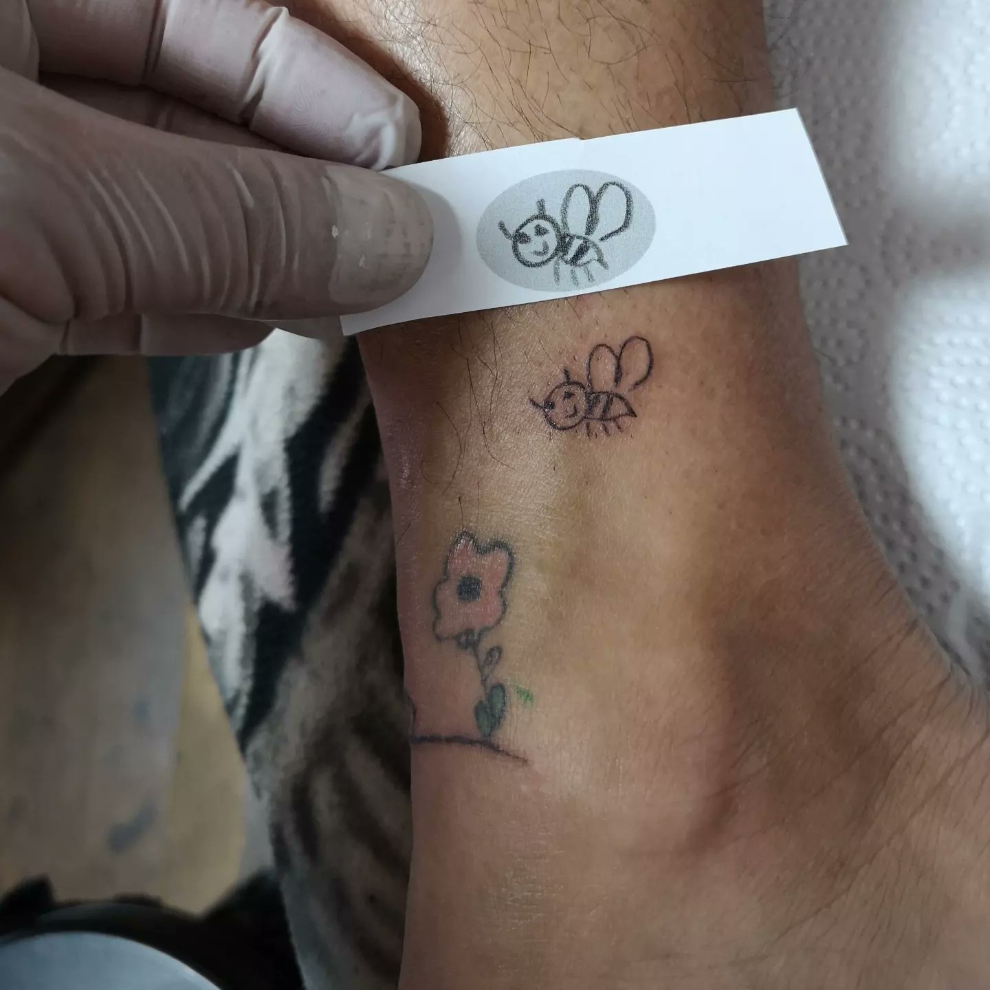 東大阪市タトゥー 仁童文身 以前ご依頼を頂きましたお子様のお花の近くにお子様の新作のハチさんとイモムシさん をstabさせて頂きました お子様がお描きになられた可愛す絵 お子様が昔に描いた絵をtattoo に致します キッズアート かわいい 東大阪市タトゥー 仁童文身 以前ご依頼を頂きましたお子様のお花の近くにお子様の新作のハチさんとイモムシさん をstabさせて頂きました お子様がお描きになられた可愛す絵 お子様が昔に描いた絵をtattoo に致します キッズアート かわいい