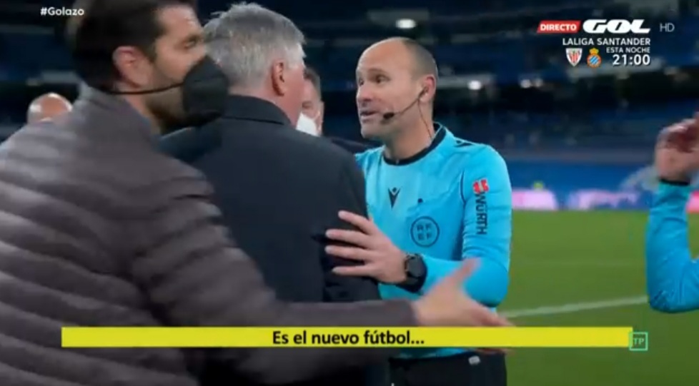 MadridXtra's tweet photo. 🚨| After the game Ancelotti asked Mateu Lahoz for clarification for that Valverde's "foul".

Mateu replied: "This is the new football. Trust me." @ElGolazoDeGol https://t.co/0aVF3OZXSd