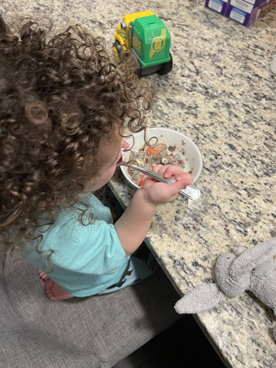lovieleli's tweet photo. Once again, I make them the breakfast they request, only for them to have two bites before they eat mine. 🤷🏽♀️ #WhatsMineIsYours #WhatsYoursIsYours #MomLife #ChiaSeeds #Almonds #OatMilk #Apples https://t.co/BrB3OYc9HH