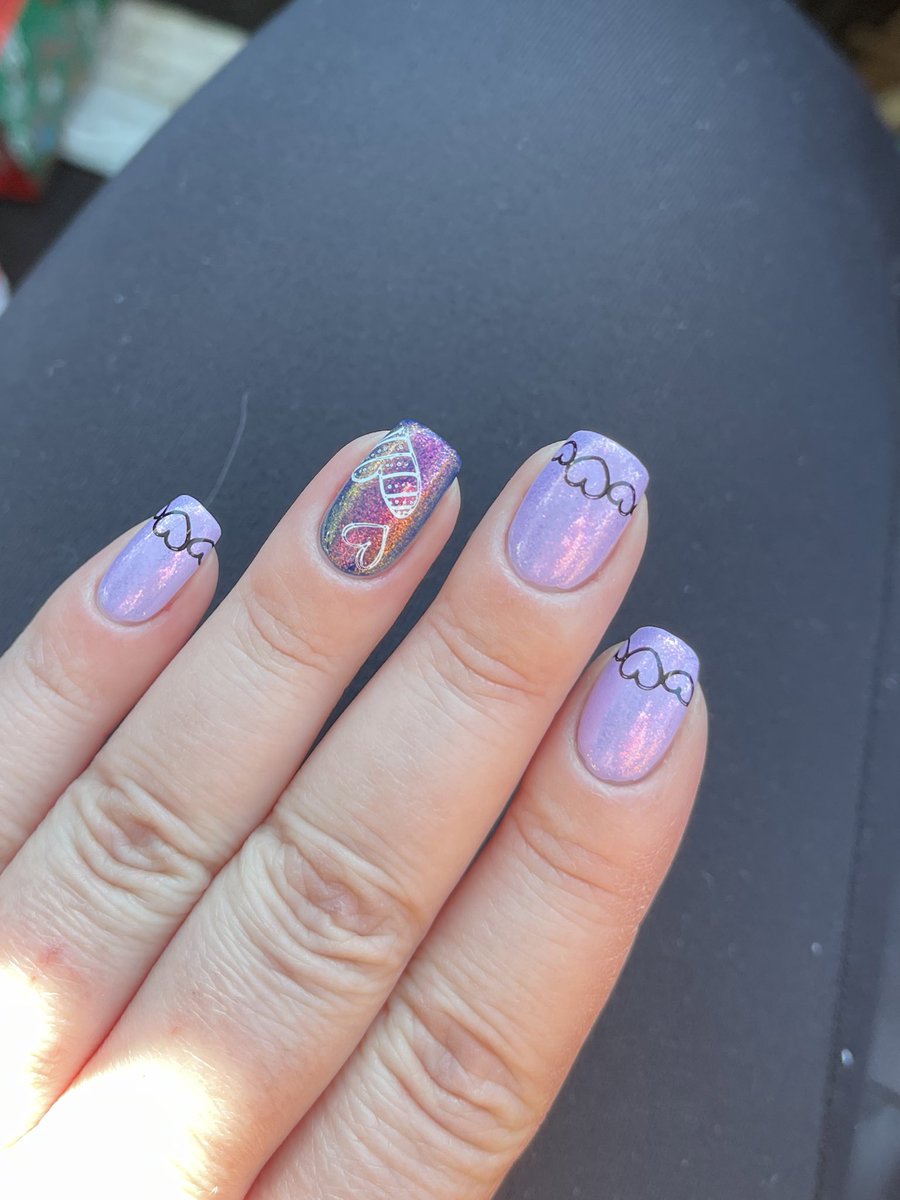 Bethsnailss's tweet photo. 1 yr + 16 weeks. I used the new #holotaco winter shimmers to do a Valentine’s Day look. I used both Laven-Duh and Shady Navy and I topped them both with Polar Princess. It’s so soft and pretty! 💕And I used Maniology’s stamping polishes for the heart stamps. @nailogical @holotaco https://t.co/s5ciEN4r8A
