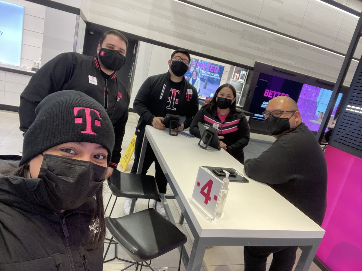 AngelGomez143's tweet photo. GROWTH is happening at Mag Mile Signature. CONGRATS to Tom on his promotion to SAM! @Lloyo1 back in the business, Manny promoted SME &amp;Miguel ME Spotlight for Jan! I was also promoted while there💗🖤🎉 #People #Development #MidwestMagic✨ #WindyCityChamps @RJGomezIII @TracyNolan_ https://t.co/2EHAgSKxPG