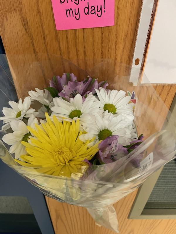 Karaleanicole's tweet photo. Out sick and one of my EAs sent me this pic of flowers on my door. Whoever it is, thank you so much ❤️. It's been tough being sick so much this year. I'm thankful for amazing coworkers. @CherishToday08 @KRich312 was it you?? #AlanezingActsofKindness https://t.co/h1OgtBorNN