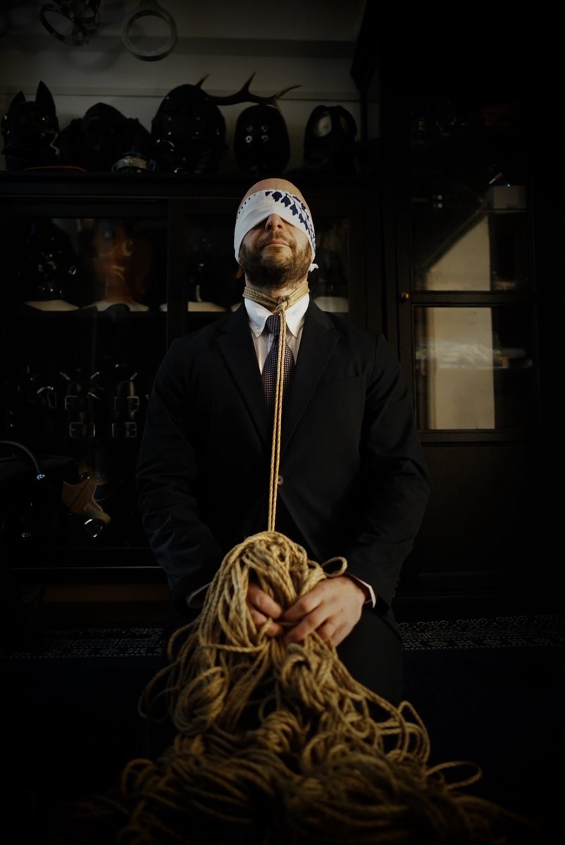 yasashiichiaki's tweet photo. A Caucasian salaryman blind-folded and tied up in his suit is treated like the worthless pet he is. https://t.co/APiRlU2q5k