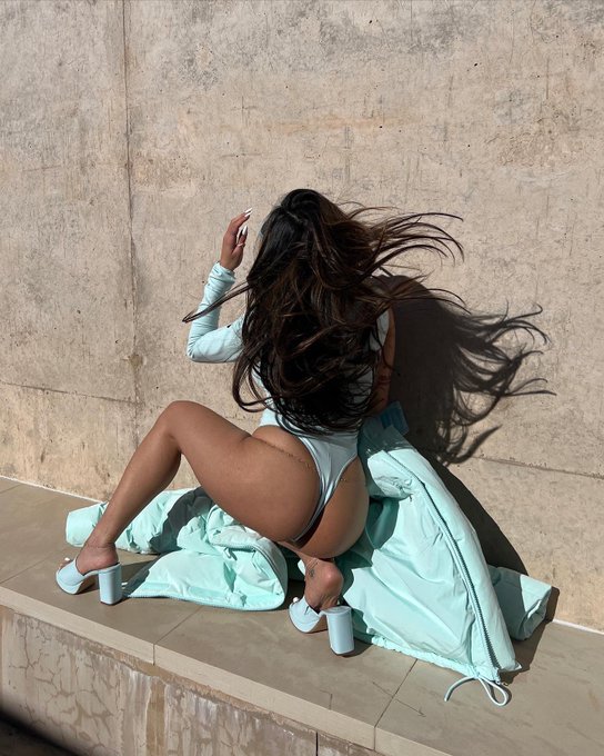 1 pic. Life’s so much easier when sea foam green is in fashion 🤍🧚🏽‍♀️ https://t.co/dXOJHFCTJB