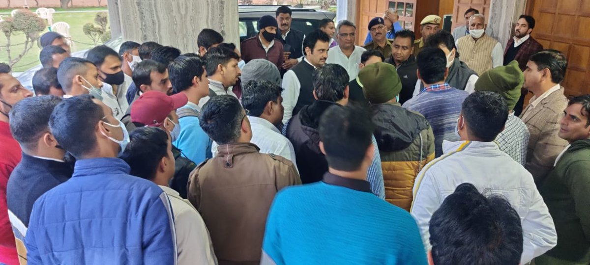 hryclerk_1's tweet photo. MP/MLA ज्ञापन अभियान को बढ़ाते हुए हिसार यूनिट व राज्य कार्यकारिणी सदस्यों द्वारा आदमपुर से विधायक माननीय श्री @bishnoikuldeep ��ो लिपिकीय वर्ग के सम्मानजनक वेतनमान 35400 किए जाने को लेकर मुख्यमंत्री श्री @mlkhattar के नाम ज्ञापन दिया गया
#haryanaclerk35400
@BJP4Haryana https://t.co/4EFA8STvy0